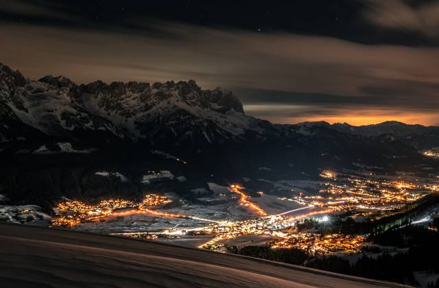 Panoramablick über winterliches Ellmau bei Nacht