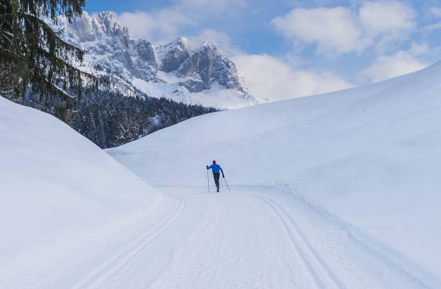 Langläufer im Schnee in Tirol